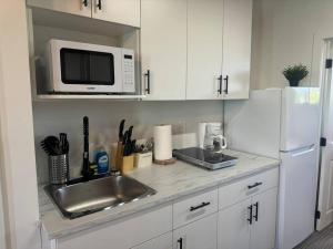 Η κουζίνα ή μικρή κουζίνα στο 1 BD Motel Condo with kitchenette - 14 +7 φωτογραφίες