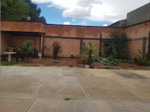 un bâtiment avec une cour intérieure végétalisée et un patio dans l'établissement Departamento los Pinos, à Zurumútaro