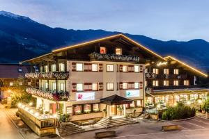 un hotel en las montañas por la noche en Hotel Standlhof Zillertal, en Uderns