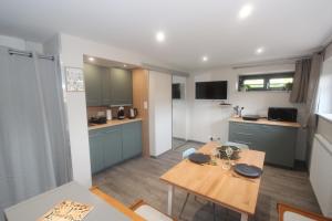 Kuchyň nebo kuchyňský kout v ubytování L'Impasse en Duo, appartement cosy 2 personnes avec SPA extérieur privé + 5 fotografií