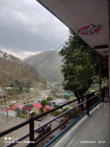 una estación de tren con vistas a la montaña en Krishna homestay, en Uttarkāshi