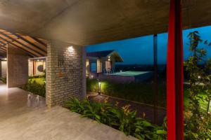 Πισίνα στο ή κοντά στο SaffronStays Ashfield - An eco-luxe 5-bdr farmhouse in Nashik