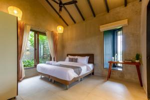 Ένα ή περισσότερα κρεβάτια σε δωμάτιο στο SaffronStays Ashfield - An eco-luxe 5-bdr farmhouse in Nashik +28 φωτογραφίες