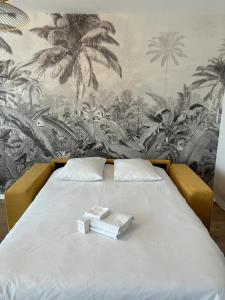 Cama en habitación con un mural de palmeras en Le Calme- Cosy, chaleureux - Parc de verdure, en Caluire-et-Cuire 14 fotos más