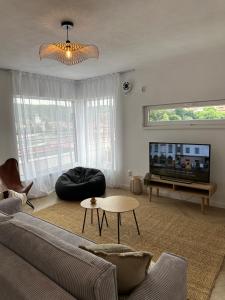 TV a/nebo společenská místnost v ubytování Daisy Apartment 27