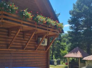 Vonkajšia záhrada v ubytovaní Apartments Plitvice forest