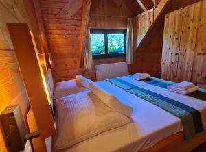 Posteľ alebo postele v izbe v ubytovaní Apartments Plitvice forest