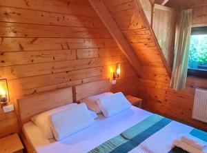 Posteľ alebo postele v izbe v ubytovaní Apartments Plitvice forest