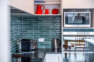 Η κουζίνα ή μικρή κουζίνα στο Contemporary Thyme Cottage +28 φωτογραφίες