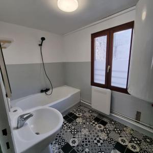 Et badeværelse på Au perchoir duplex dans le centre historique + 11 billeder