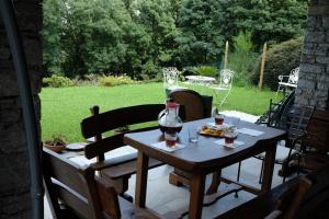 a wooden table with drinks and food on a patio at Nel giardino di Dafne in Stresa