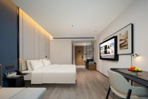 Voodi või voodid majutusasutuse Atour Hotel Wuxi East Station Yingyuehu Park Metro Station toas