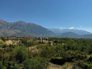 una vista di una valle con le montagne sullo sfondo di La Dimora del Falconiere - Guest House a Sulmona