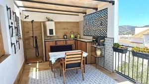 mały balkon ze stołem i kuchnią w obiekcie Casa Salomé Frigiliana w mieście Frigiliana
