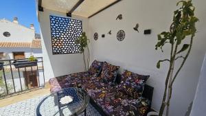 salon z kanapą i rośliną w obiekcie Casa Salomé Frigiliana w mieście Frigiliana