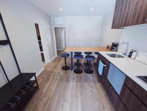 Η κουζίνα ή μικρή κουζίνα στο Suite 02 @ Vega Suites, Echoland +8 φωτογραφίες
