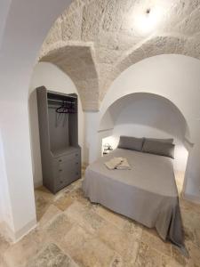 une chambre avec un lit dans une pièce blanche dans l'établissement Corso Perrini, 68, à Fasano 20 autres photos