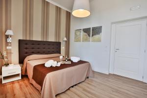 een slaapkamer met een bed en twee handdoeken op een tafel bij Suite Deal in Rome