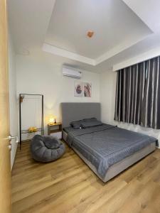 a bedroom with a bed and a large window at TMS Quy Nhơn-Chuee Homestay in Quy Nhon