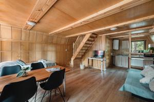 a room with a table and chairs and a kitchen at Rewita Rynia in Białobrzegi