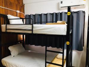 een paar stapelbedden in een kamer bij Silom Guesthouse in Bangkok