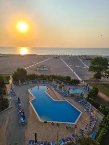Bazén v ubytování Hotel Comandor nebo v jeho okolí + 35 fotografií