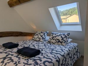 Un pat sau paturi într-o cameră la La Saugeraie - Renovated cottage for 2 in historic village