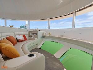 Uma área de estar em ANTHENEA Suite Hôtelière Flottante