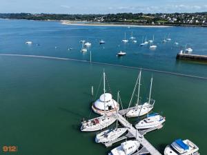 um grupo de barcos atracados em um porto em ANTHENEA Suite Hôtelière Flottante em Perros-Guirec