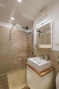 a bathroom with a white sink and a shower at Schöne Wohnung mit Terrasse Nähe Airport in Schönefeld