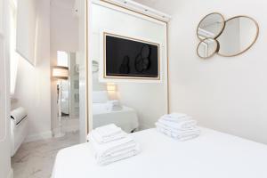 Letto o letti in una camera di La Finestra Sul Mare Central Apartment Vista mare