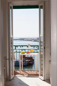 Camera con tavolo e vista sull'oceano di La Finestra Sul Mare Central Apartment Vista mare ad Anzio
