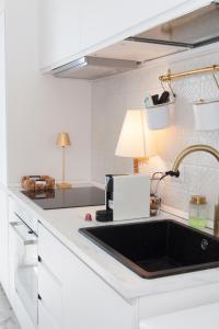Cucina o angolo cottura di La Finestra Sul Mare Central Apartment Vista mare