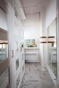un corridoio con porte bianche e una finestra di La Finestra Sul Mare Central Apartment Vista mare ad Anzio