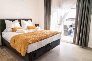1 dormitorio con 1 cama grande y balcón en Lux Apartments Villa Navalia, en Novalja 65 fotos más