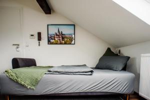 a bedroom with a bed with a picture on the wall at Apartment an der Lahn am Katzenturm - 3 Betten in Limburg an der Lahn