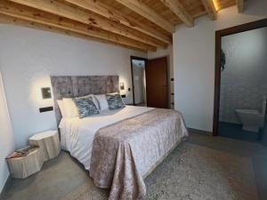 Postel nebo postele na pokoji v ubytování Las Horneras de Cobeta Apartamento Florencia