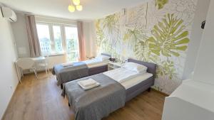 - une chambre avec 2 lits et une table avec une chaise dans l'établissement K4648 by Rentoom, à Toruń