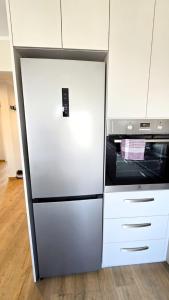 - un réfrigérateur blanc dans une cuisine à côté d'une cuisinière dans l'établissement K4648 by Rentoom, à Toruń 7 autres photos