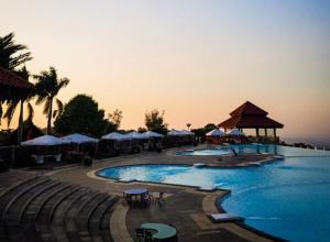 Piscina de la sau aproape de Porlak Jahe Giri Tirta Kahuripan