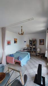 Postel nebo postele na pokoji v ubytování Blu dipinto di blu - Como Lake View - Perledo + 37 fotografií