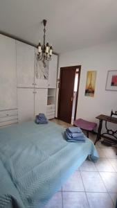 Postel nebo postele na pokoji v ubytování Blu dipinto di blu - Como Lake View - Perledo