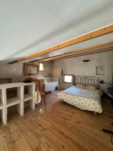 Postel nebo postele na pokoji v ubytování Les Toits Nyonsais