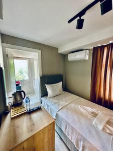 Ένα ή περισσότερα κρεβάτια σε δωμάτιο στο The Hera Gold Hotel