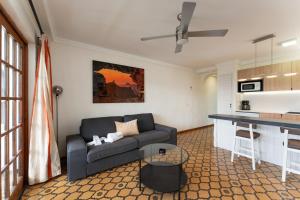 una sala de estar con un sofá y una mesa en Alsol El Chaparral, en Playa del Inglés