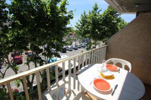 a table on a balcony with a view of a street at Basic Comfort Studio POBLAT TIPIC 0167 in Empuriabrava