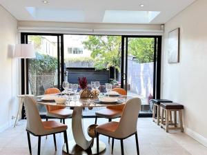 Χώρος καθιστικού στο Ivy Haven with City View Loft