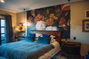 The Bohemian Guesthouse客房内的一张或多张床位
