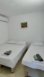 Dos camas en una habitación con paredes blancas. en Villa Tex, en Neum