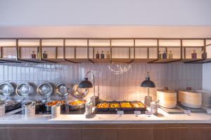 Makanan di atau di tempat lain dekat hotel